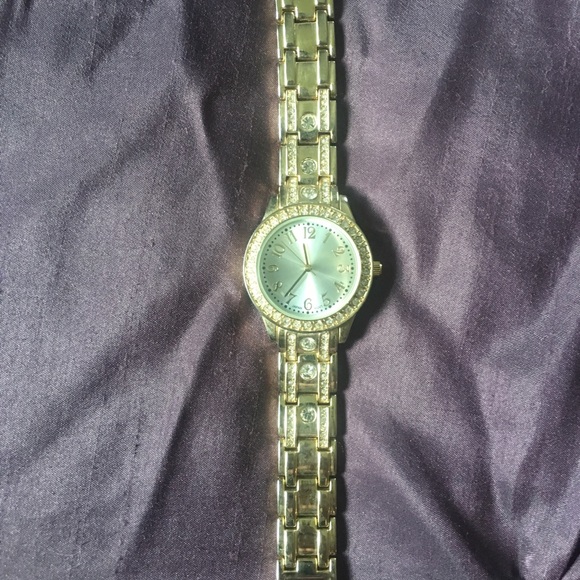 •Women’s Fashion Watch• - Picture 2 of 3